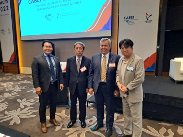 Photo/From the left, DaWinKS Co-Founder Bruce Jeong, Korea-Central South American Association Chairman Byung-gil Han, CABEI President Dr. Dante Mossi, DaWinKS CEO Jong-myung Lee