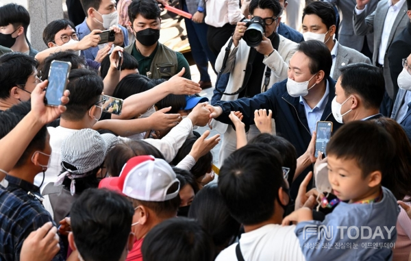 윤석열 대통령이 추석 연휴 첫날인 9일 오후 서울 종로구 통인시장을 방문, 시민들과 인사하고 있다.