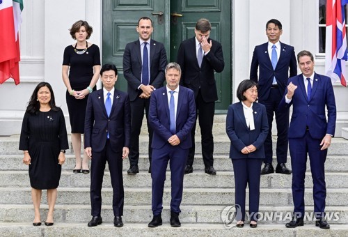 기념사진 찍는 G7 경제장관들 / 연합뉴스
