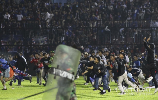 1일(현지시간) 밤 인도네시아 동부 자바주 말랑 리젠시에서 열린 축구 경기에서 홈팀인 '아르마 FC'가 패배하자 흥분한 팬들이 경기장으로 뛰어들고 있다.