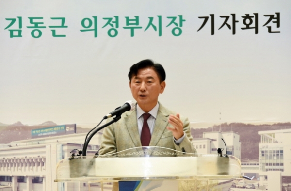 김동근 의정부시장이 11일 의정부시 강당에서 취임 100일 기자회견을 하고 있다(사진=의정부시)
