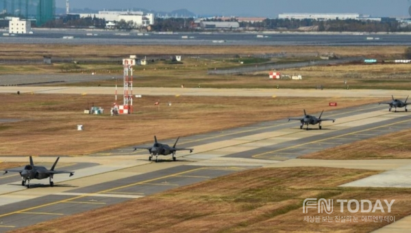 일본 이와쿠니 미군기지에서 전개한 미 해병대 소속 F-35B 전투기들이 31일 한국 군산기지에 도착했다[TK진=VOA]