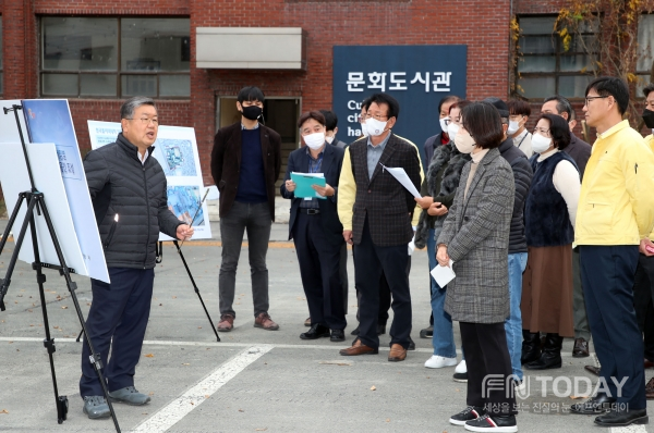 22일 박일호 밀양시장과 간부공무원들이 구 밀양대에서 현장간부회의를 개최하고 있다. 출처=밀양시