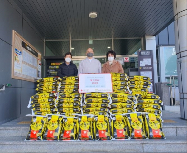 30일 대한불교조계종 남양주 성관사는 오남읍 취약계층 위해 쌀 1,000kg 기부을 기부하고 있다(사진=남양주시)