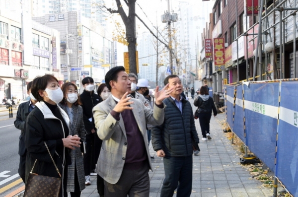 김동근 의정부시장(오른쪽 두번째)이 1일 시내에서 현장 중심의 소통 행정으로 ‘로드체킹’을 하고 있다(사진=의정부시)