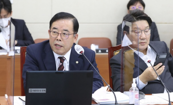 국민의힘 박성중 의원이 지난해 12월 11일 서울 여의도 국회에서 열린 과학기술정보방송통신회의 국정감사에서 발언하고 있다.