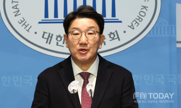 국민의힘 권성동 의원이 5일 서울 여의도 국회 소통관에서 당대표 불출마 선언 기자회견을 하고 있다.