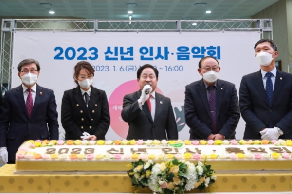 주광덕 남양주시장(가운데)은 김현택 남양주시의회 의장(오른쪽)과 6일 정약용 도서관에서 "시민시장과 함께하는 2023 신년 인사 및 음악회" 개최하고 있다(사진=남양주시)