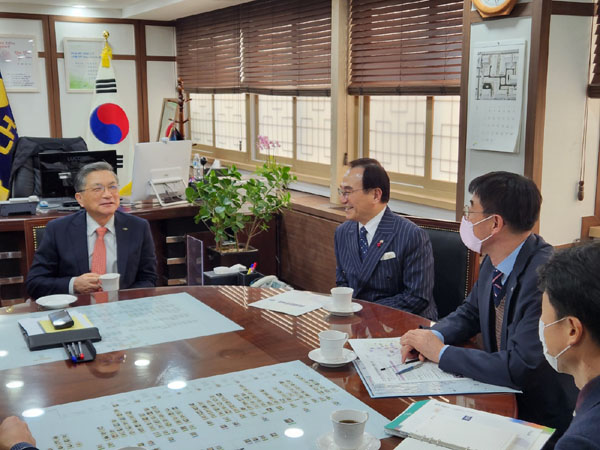박상돈 천안시장이 지난 17일 이한준 한국토지주택공사 사장을 만나 지역 핵심현안에 대해 논의하고 있다./사진=천안시