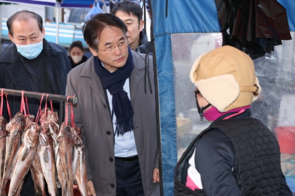 이동환 고양특례시장(오른쪽 두번째)이 설맞이 전통시장 민생탐방으로 일산 시장을 방문하고 상인들을 격려하고 있다(사진=고양시)