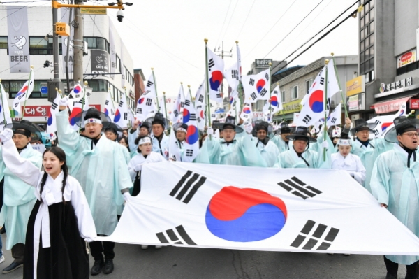 강수현 시장과 시민들이 거리 만세 행진을 하고 있다(사진=양주시)