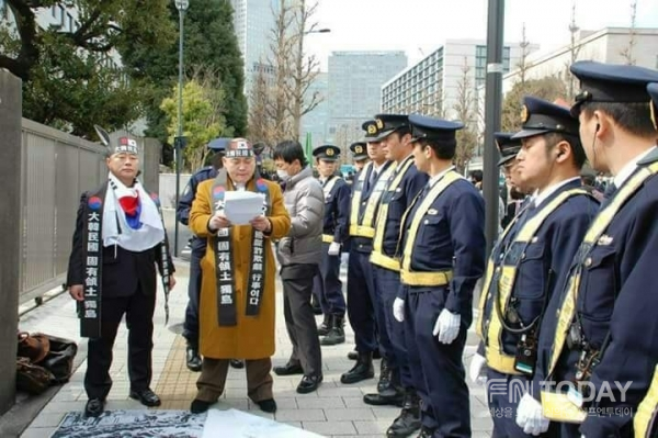 시민단체 오천도 대표가 일본 도쿄 총리 공관 앞에서 군함도,강제징용,위안부,독도 다케시마에 대해 강력한 항의 기자회견을 하고 있다.