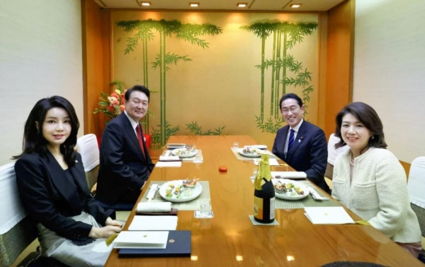 윤석열 대통령 내외(왼쪽)와 기시다 일본 총리 내외가 도쿄 긴자의 음식점에서 저녁식사를 함께 하고 있다.