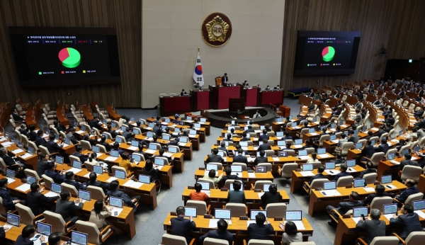 23일 오후 열린 국회 본회의에서 양곡관리법 일부개정법률안(대안)에 대한 수정안이 통과되고 있다.