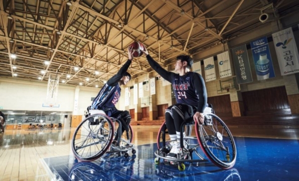 장애인 농구단 선수들이 훈련을 하고 있다.[홀트아동복지회 제공]