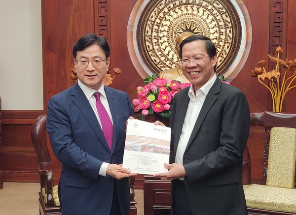 지난 4월 18일, 박봉규 코리아씨이오서밋 이사장이 판 반 마이(Phan Van Mai) 호치민시장과 환담하면서 'CICON HCMC 2023' 의 성공적 개최를 위해 호치민시의 협력을 요청하며 행사책자를 전달하고 있다.