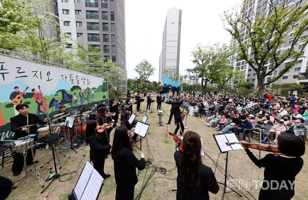 ‘영종센트럴푸르지오자이’ 잔디광장에서 개최된 ‘푸르지오 가든 음악회’ 현장