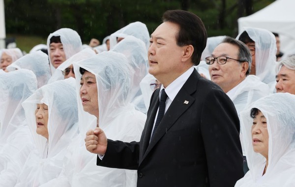 윤석열 대통령이 18일 광주 북구 국립5·18민주묘지에서 열린 제43주년 5·18민주화운동 기념식에서 님을 위한 행진곡을 제창하고 있다.