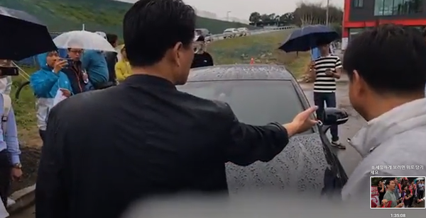 고대영 전 사장의 차량 앞에서 밖으로 나오라고 외치고 있다. 이미지/KBS언론노조 유튜브채널 캡쳐