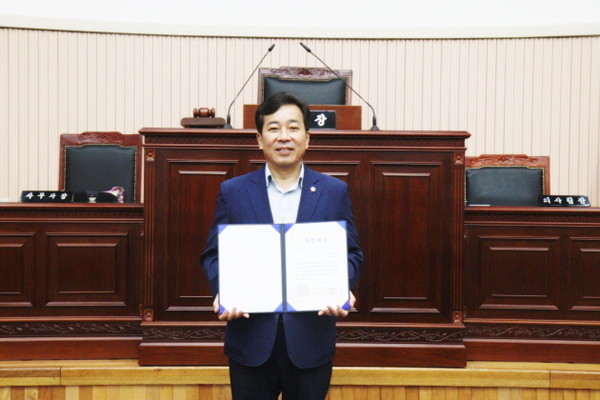 구리시의회 권봉수 의장은 29일 한국프레스센터에서 열린 "제20회 지역 신문의 날 기념식에서 기초의원 부문 의정대상을 수상받고 있다(사진=구리시의회)
