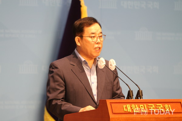 국민의힘 박성중 의원이 4일 오전 국회 소통관에서 기자회견을 하고 있다.