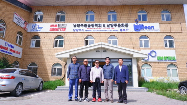 지난 12일 몽골문화관을 방문한 주광덕 남양주시장(가운데)과 이상기 시의회부의장(오른쪽 두 번째)(사진=남양주시)