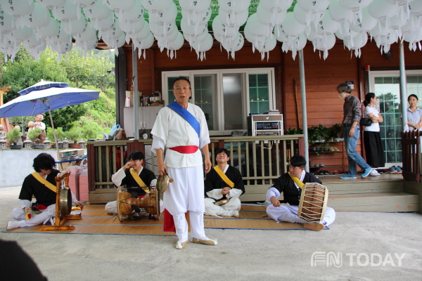 조갑용 선생님의 고사창과 영남 성주굿 소리 보존회의 신명나는 사물놀이 공연으로 신도들과 스님들에게 흥을 선사하고 있다.