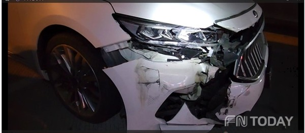 귀경길 중부고속도로 오창 휴게소내 RV 차량에 의해 파손된 승용차