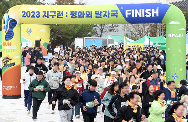 위아‘런’ 연남 러닝크루들이 ‘2023 지구런 : 평화의 발자국 in 파주’ 마라톤 대회에 참가한 모습 / 사진=한국기자연합회