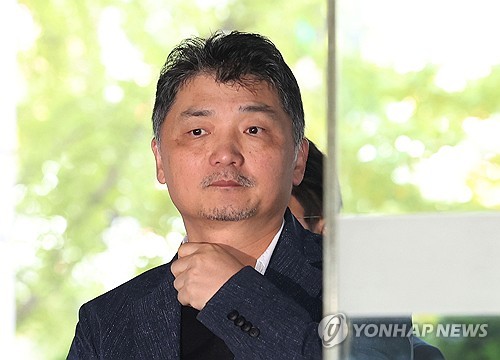 김범수 카카오 전 의장이 23일 오전 서울 영등포구 금융감독원에 SM엔터테인먼트 인수 주가 시세조종 의혹과 관련해 출석하고 있다.