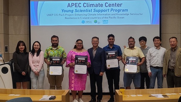 태평양 도서국 기상청 직원과 기념 촬영을 하고 있는 APCC 신도식 원장(사진 왼쪽에서 다섯번째)./사진=APEC 기후센터
