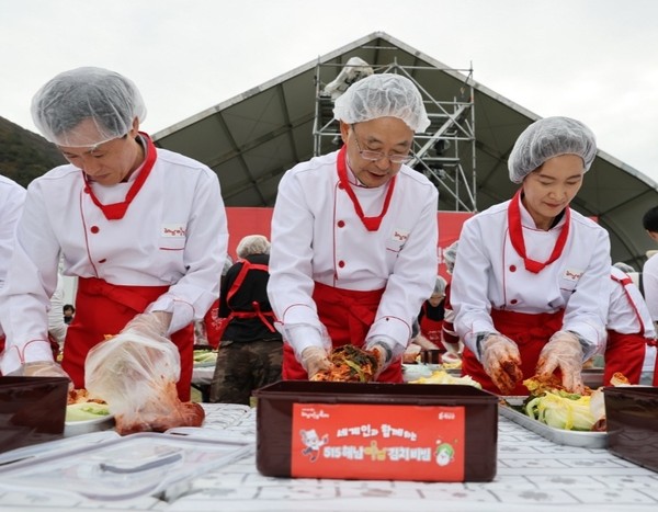 명현관 해남군수(가운데)가 ’김치비빔‘ 행사에 참여해 김치담그기에 한창이다 © 해남군