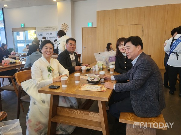 소비자교육중앙회 김현경 창원지회장이 손님들과 담소를 나누고 있다.