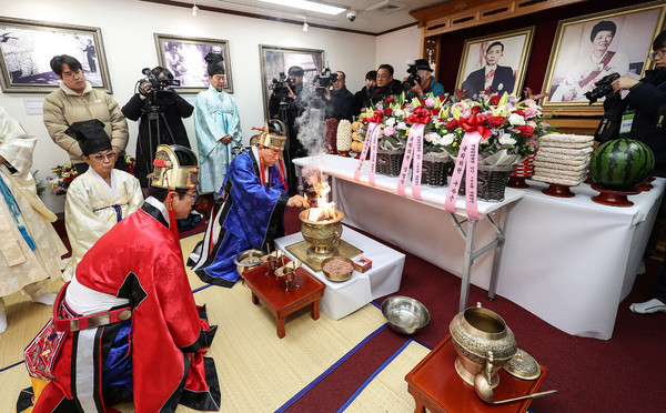 지난 14일 경북 구미시 상모동 박정희 전 대통령 생가에서 '박정희 대통령 탄신 106돌 숭모제례'가 열렸다.