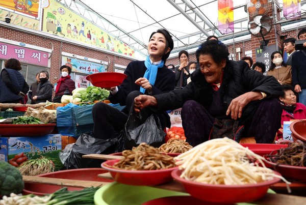 김건희 여사가 7일 전남 순천시 아랫장의 나물야채 가게에서 야채를 구매하고 있다.