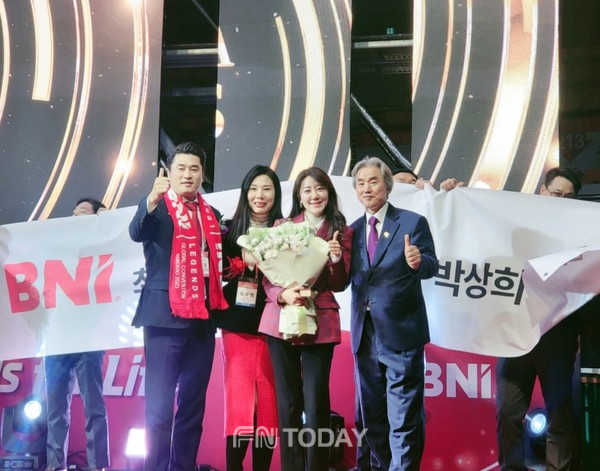 BNI 내셔널 컨퍼런스에서 MVP를 수상한 라니디자인 박상희 대표(왼쪽에서 세번째)