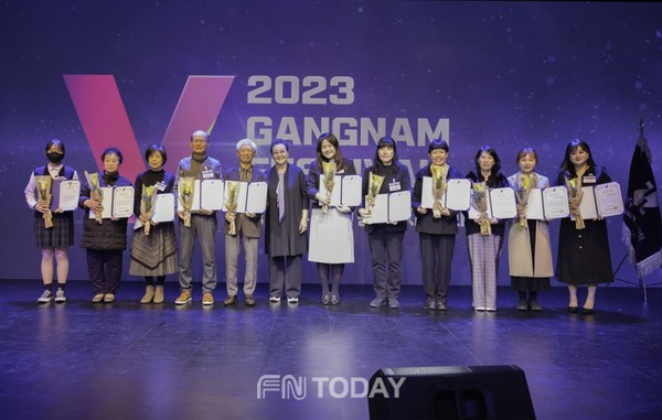 (주)에치제이 강남기프트 강혜주 대표(오른쪽 첫번째) 2023 강남구자원봉사자대회 표창 수상