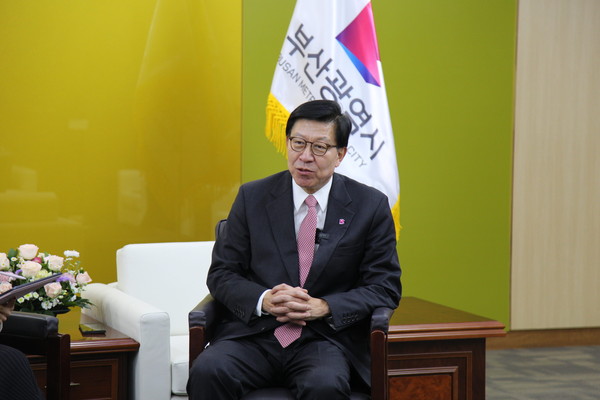 박형준 부산시장, 한국미디어연합 기자들과 인터뷰를 진행하고 있다. (사진제공 : 파이낸스투데이)