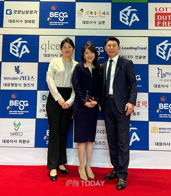 왼쪽에서 두번째 라니디자인 박상희 대표 대한민국 ESG 경영대상에서 국회 문화체육관광위원장 표창 수상