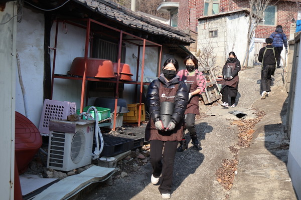 지난 1월 27일, 경기도 광명시에서 사단법인 체인지메이커는 SPC삼립의 후원으로 '행복의 연탄 배달' 봉사활동을 펼쳤다. (사진제공 : 사단법인 체인지메이커)