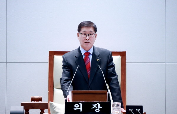 박광순 성남시의회 의장이 4일 제291회 임시회 개회를 선언하고 있다(사진=성남시의회)
