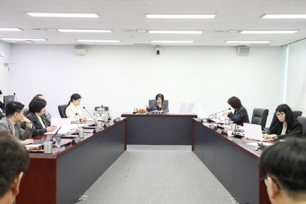 박경희 행정교육위원회 위원장(가운데)는 2024년도 제1회 추가경정예산안 예비심사를 하고 있다(사진=성남시의회)