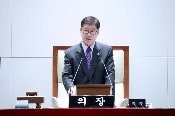 박광순 성남시의회 의장이 11일 제291회 임시회를 마무리하고 있다(사진=성남시의회)