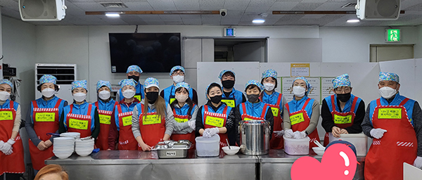 나베봉 회원들은 지난 17일 서울역 인근 무료급식소 '따스한 채움터'를 방문해 봉사활동/사진=나베봉