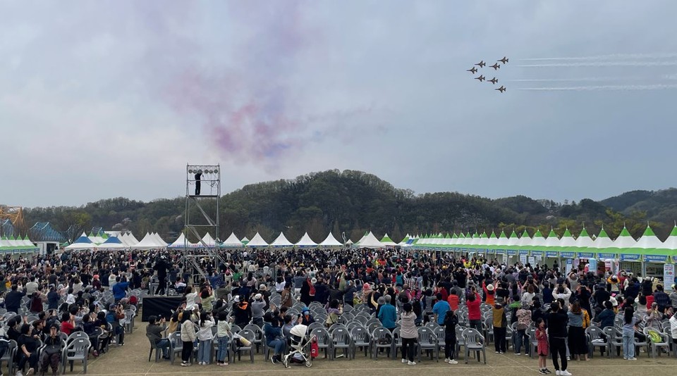 대한민국 공군 블랙이글스 팀이 낙동강 유채축제 축하 에어쇼에 상춘객들이 감탄을 자아냈다.[창녕군 제공]