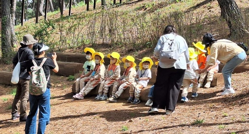 창녕군 관내 유치원생들이 남산공원 유아숲체험장에서 즐거운 한때를 보내고 있다.[창녕군 제공]