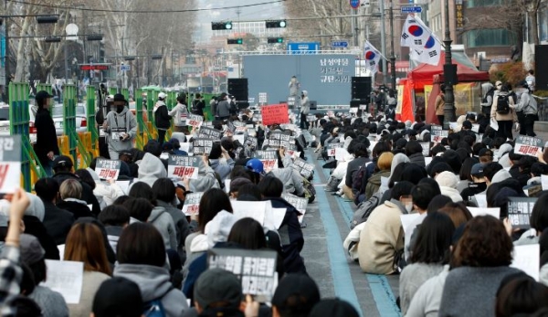 2일 오후 서울 종로구 혜화역 인근에서 열린 남성 약물 카르텔 규탄 시위에서 여성들이 구호를 외치고 있다.