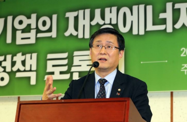 더불어민주당 김성환 의원이 6일 오전  서울 여의도 국회 의원회관에서 열린 기업의 재생에너지 사용 확대를 위한 정책 토론회에서 인사말을 하고 있다.