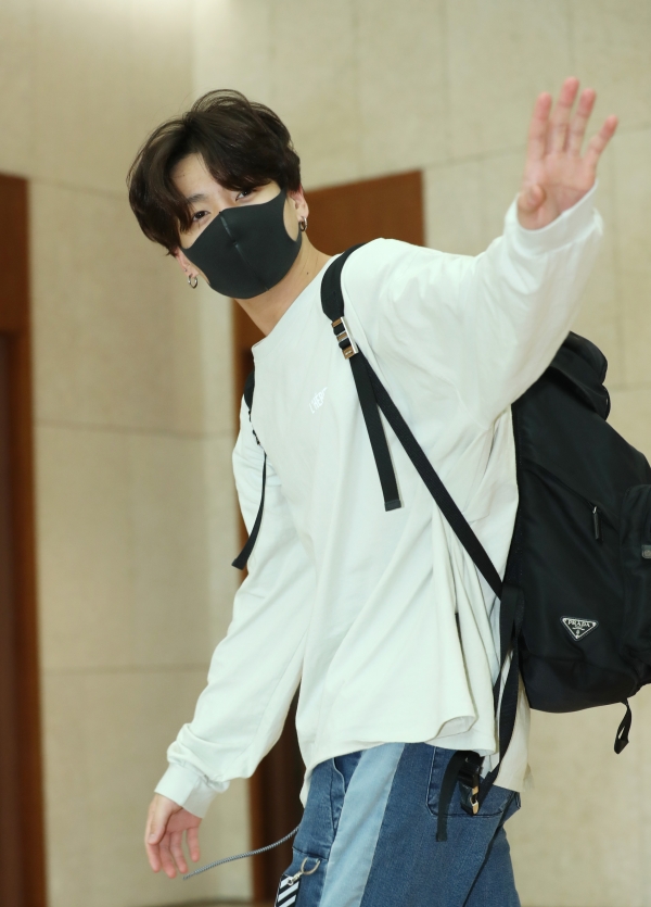 Jungkook of BTS is saying hello in the afternoon of 5 April, before departing for Thailand for their concert via charter flight from the Gimpo International Airport 2019.4.5/News 1 © News 1