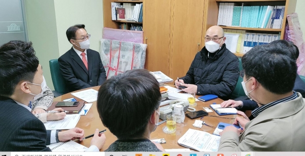 국민의힘 조해진 의원(좌2)이 국회에서 한국남동발전 관계자들을 만나 주민들의 반대 의사를 전달하고 있다.[사진=조해진 의원 사무실]